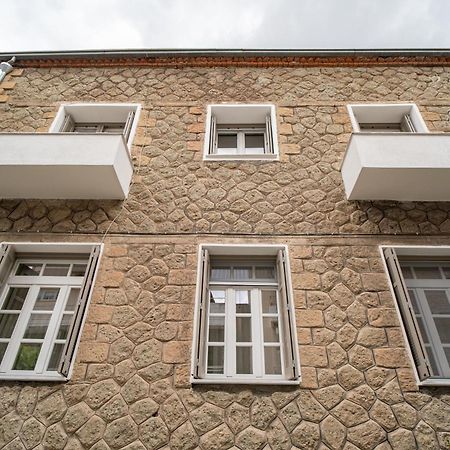 The Rock Guesthouse กาลัมปากา ภายนอก รูปภาพ