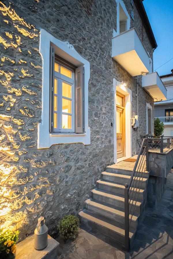 The Rock Guesthouse กาลัมปากา ภายนอก รูปภาพ