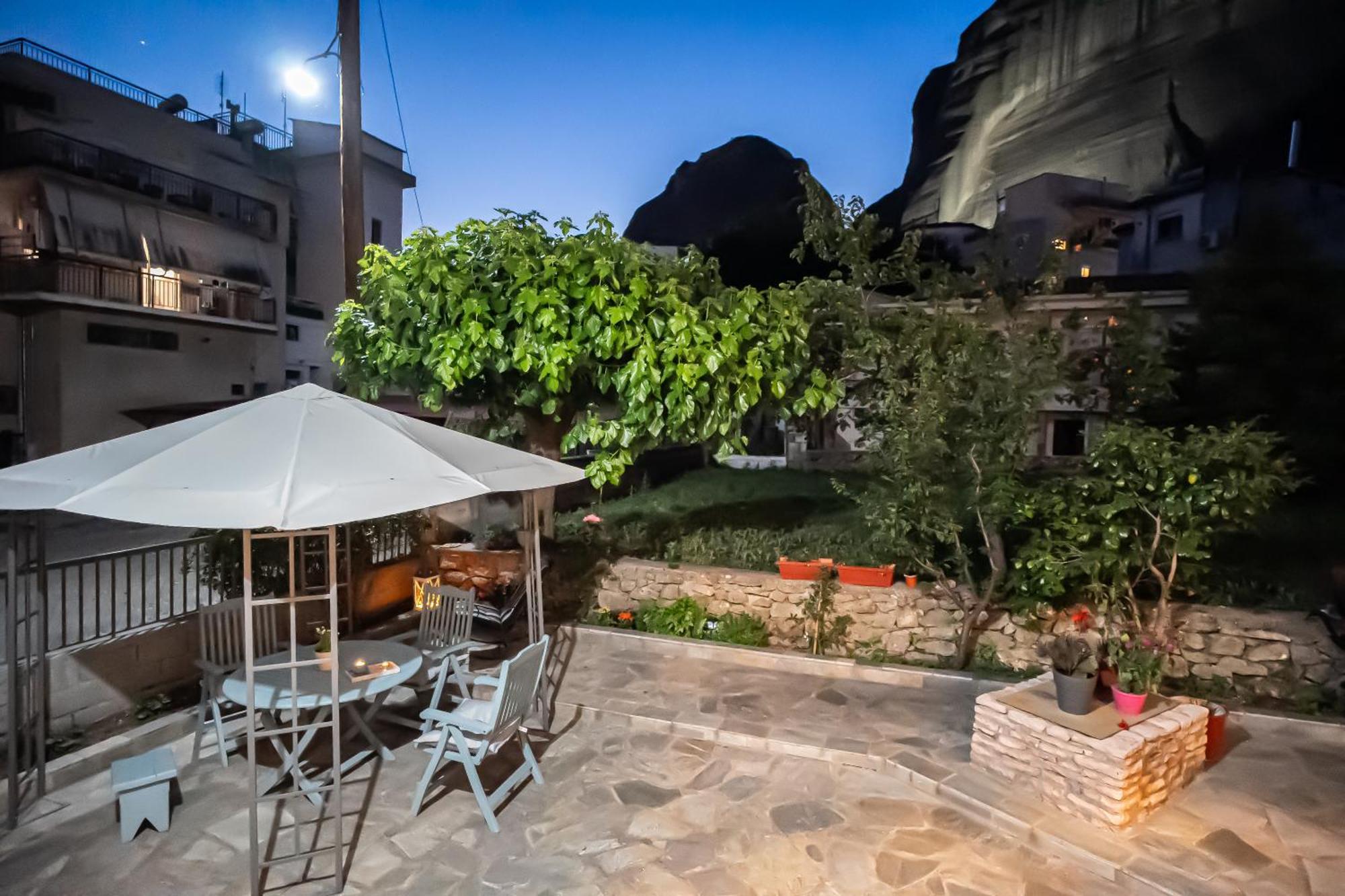 The Rock Guesthouse กาลัมปากา ภายนอก รูปภาพ