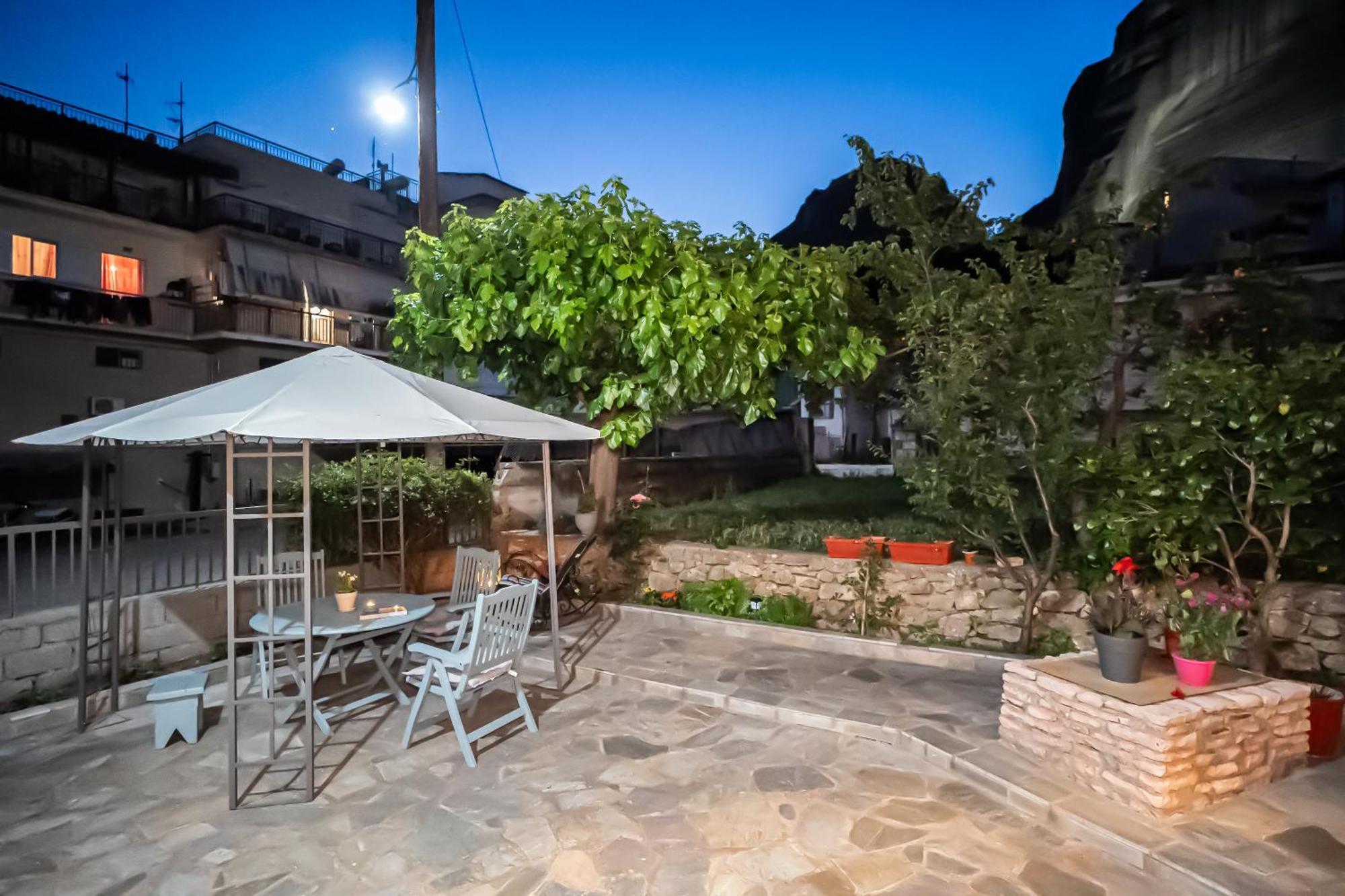 The Rock Guesthouse กาลัมปากา ภายนอก รูปภาพ